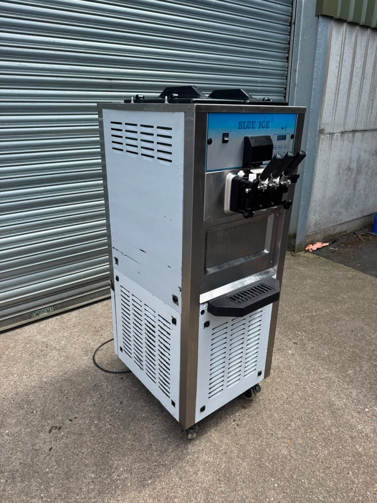 Blue Ice S30 Soft Serve Ice Cream Machine Twin Twist Floor Standing 13A Plug, photo 2